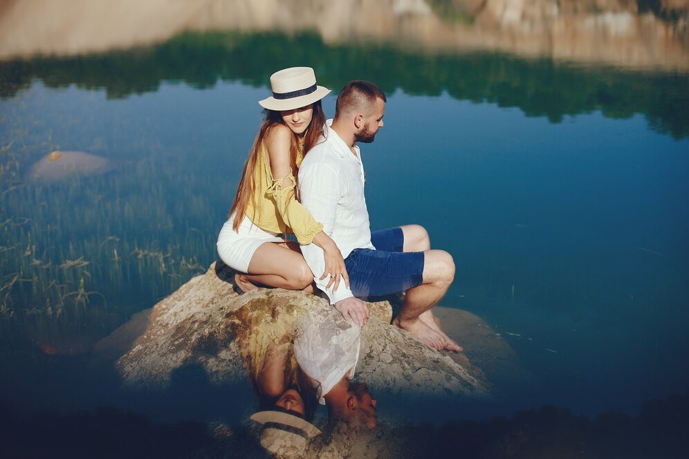 couple near blue water_1157 15826