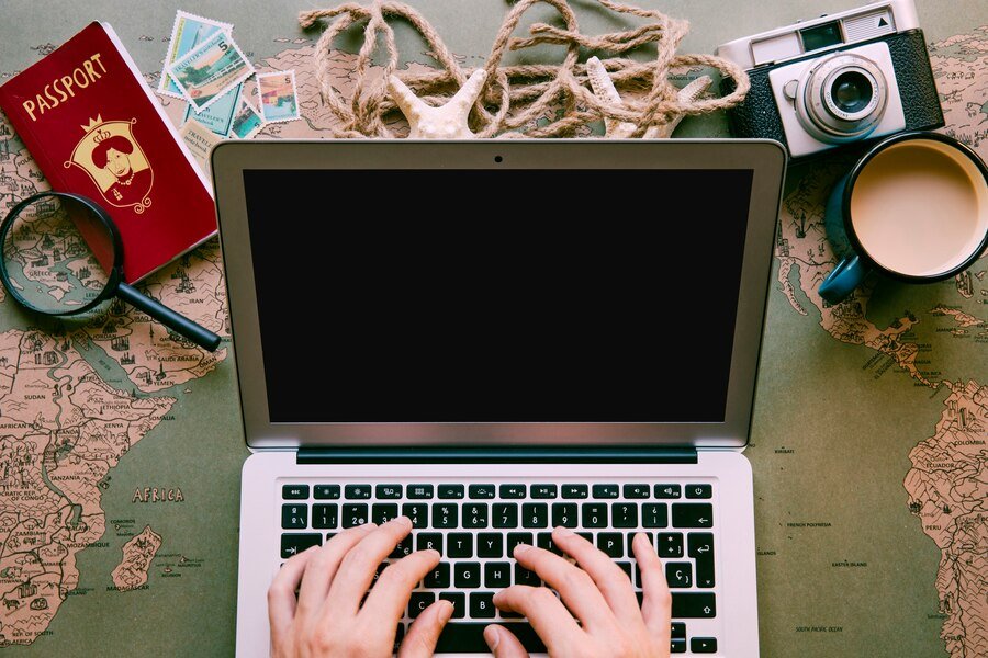 traveller typing laptop_23 2147732604